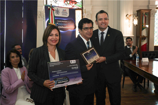 Entrega alcalde Marco Bonilla y regidores “Premio al Héroe Civil” a paramédico de Cruz Roja