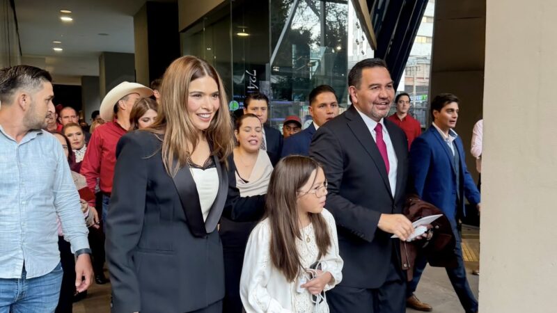 Arropan simpatizantes de Morena a Cruz Pérez Cuéllar poco antes de la definición en Chihuahua
