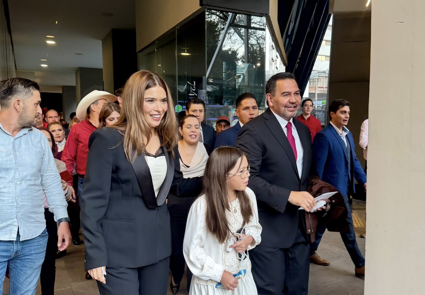 Arropan simpatizantes de Morena a Cruz Pérez Cuéllar poco antes de la definición en Chihuahua