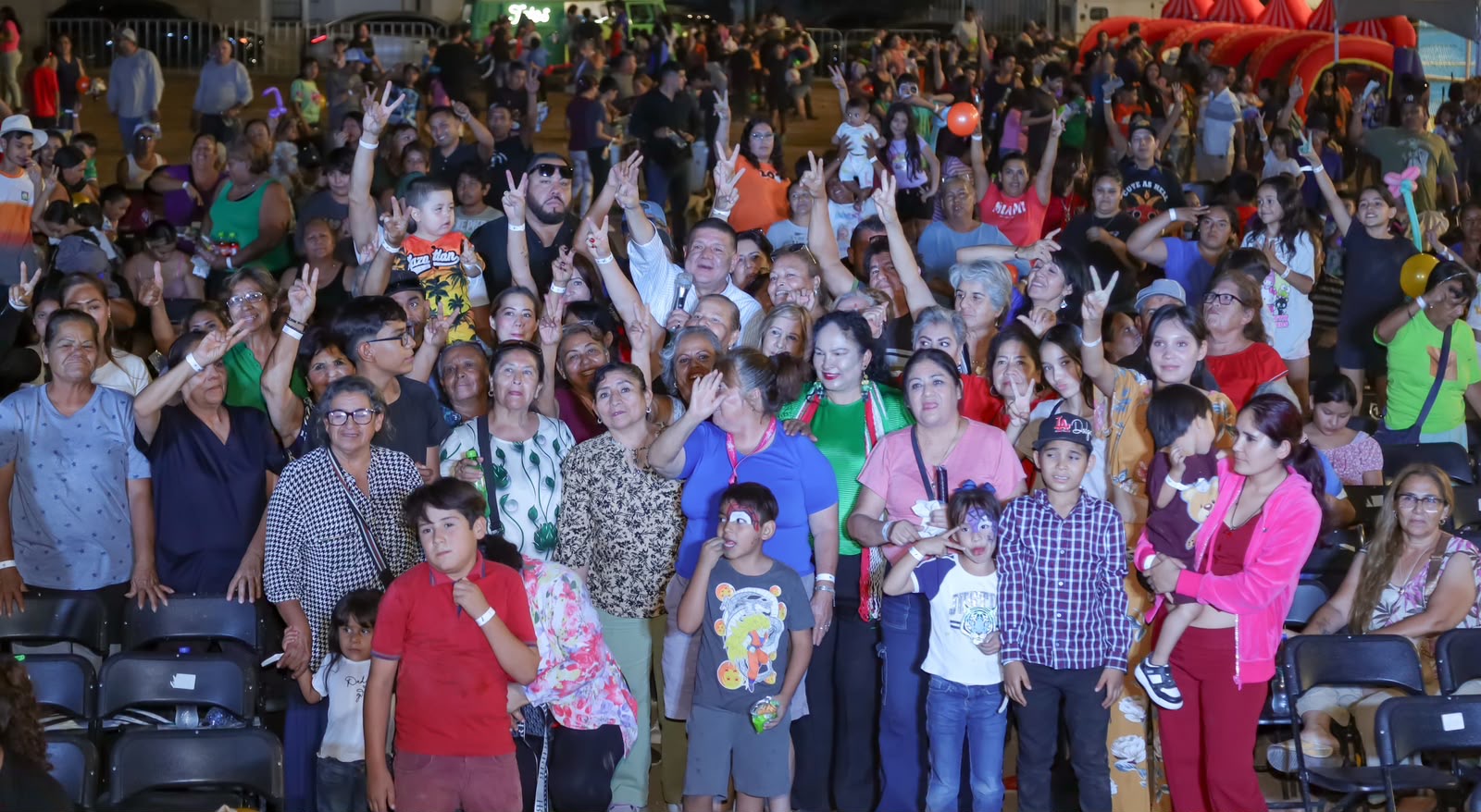 Más de 850 vecinos conviven con César Jáuregui en Fiesta Mexicana de Camino Real