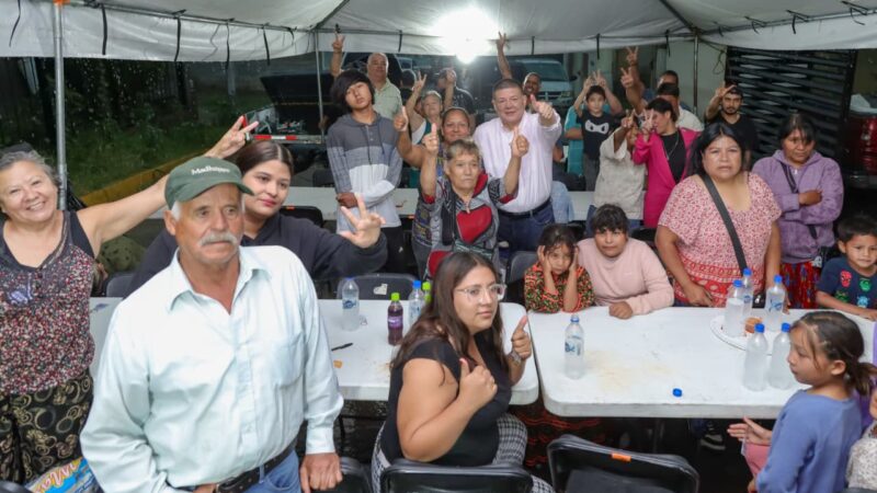 Ni la lluvia detuvo el encuentro de César Jáuregui con vecinos de Valle de la Madrid