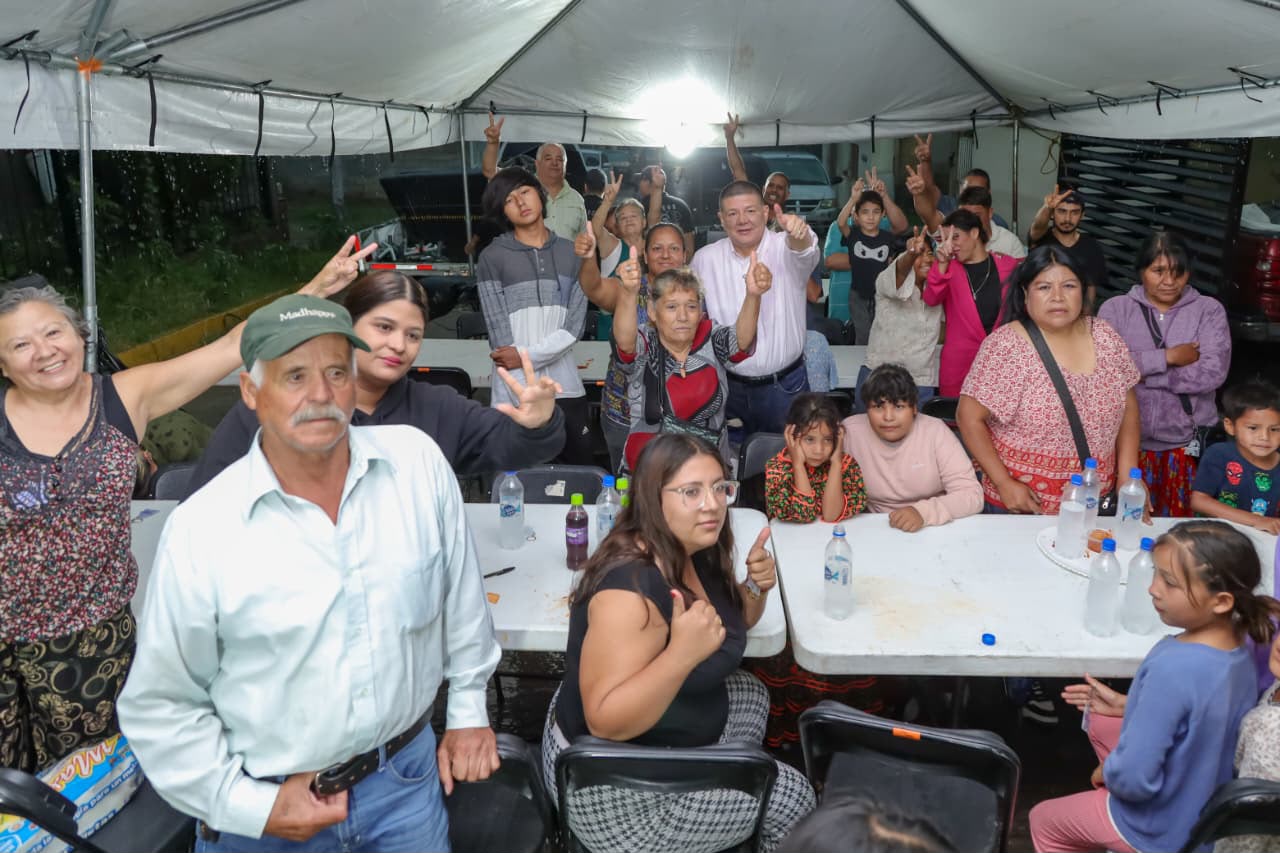 Ni la lluvia detuvo el encuentro de César Jáuregui con vecinos de Valle de la Madrid