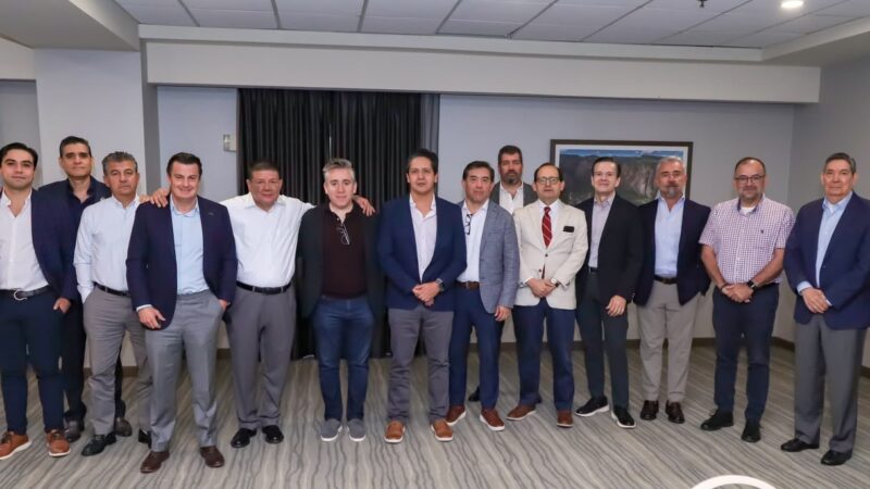 Se reúne César Jauregui con integrantes de Caprin Cuu