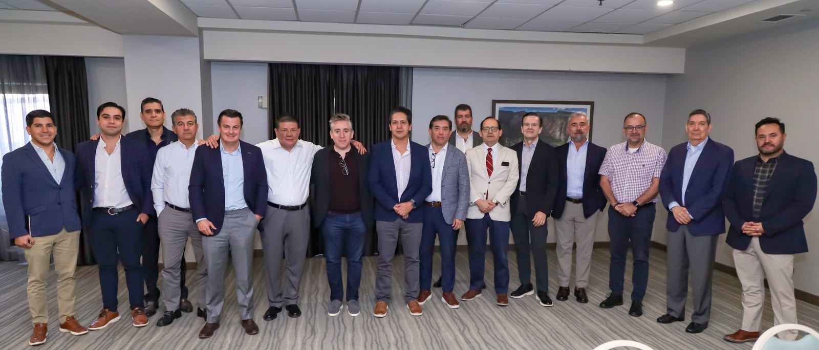 Se reúne César Jauregui con integrantes de Caprin Cuu