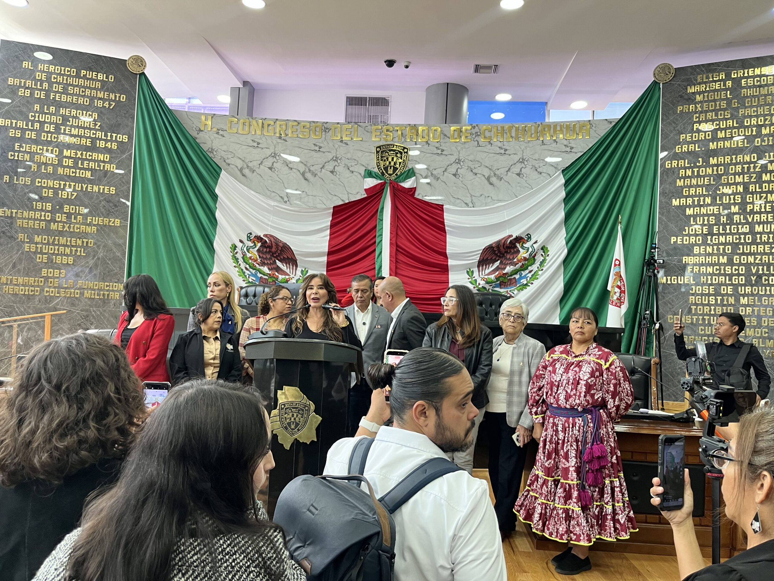 Toma Morena la tribuna del Congreso y pide comparecencia de la gobernadora