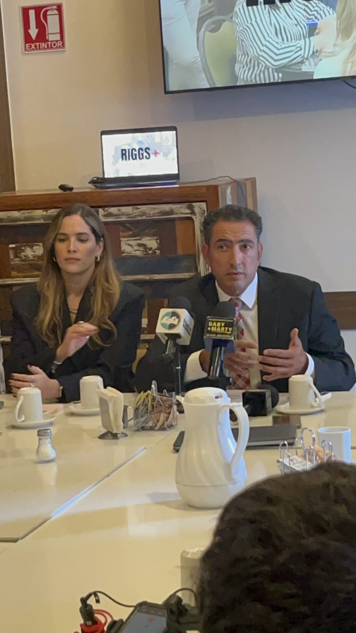 Ni Riggs, amigote de Andrea, está de acuerdo con volver a hacer encuesta, propone unidad con Cruz