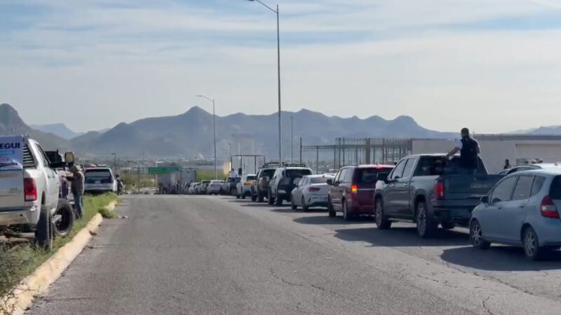 Cientos de vehículos participan en caravana para exigir la liberación de César Jáuregui