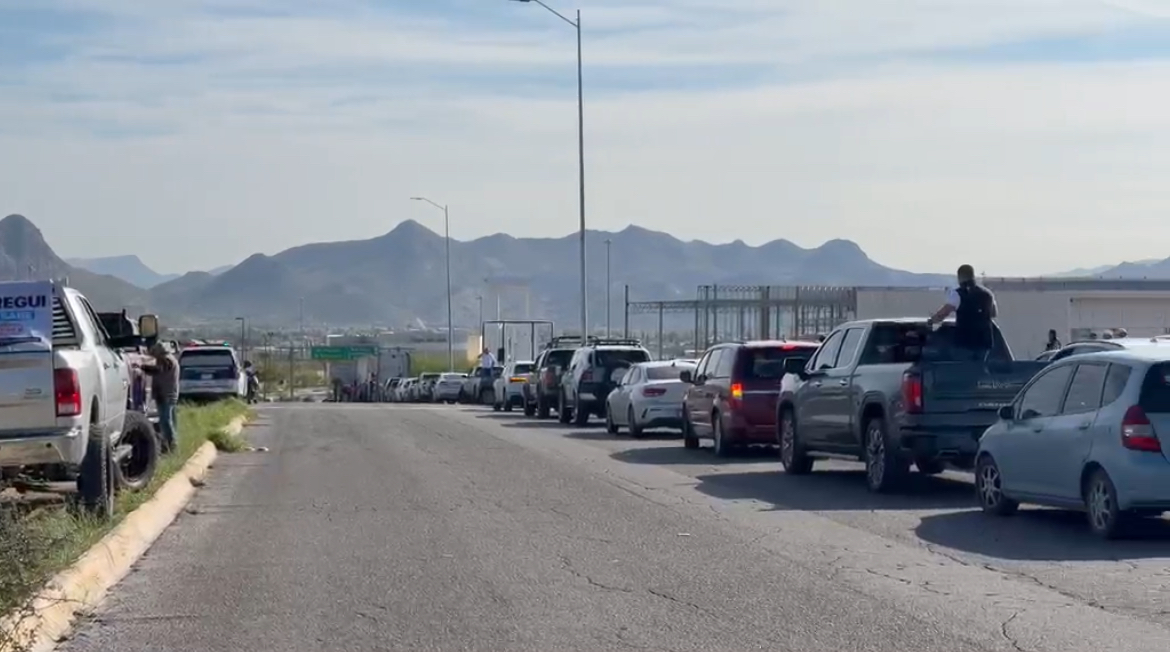 Cientos de vehículos participan en caravana para exigir la liberación de César Jáuregui