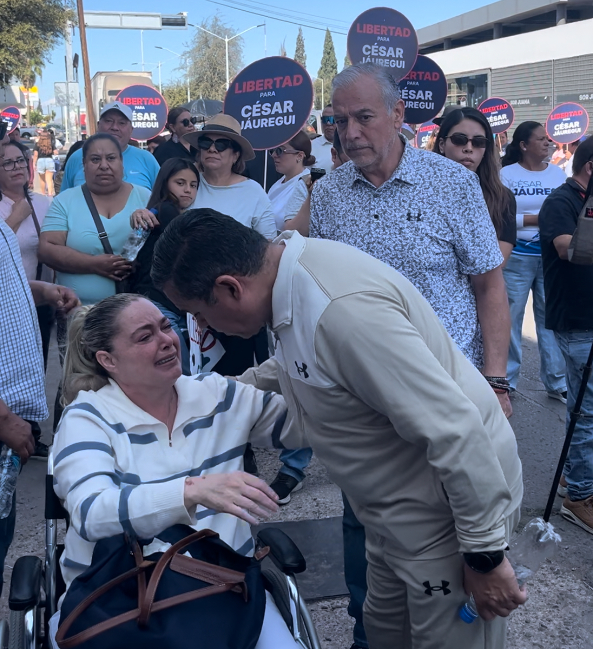 ¡César libre! Gritan panistas a las afueras de la FGR en Chihuahua