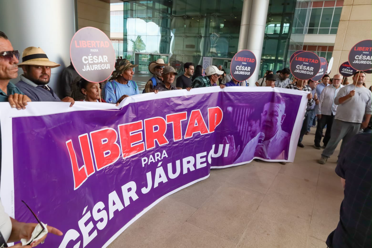 Con mantas y pancartas exigen libertad para César Jáuregui al iniciar audiencia en Ciudad Judicial